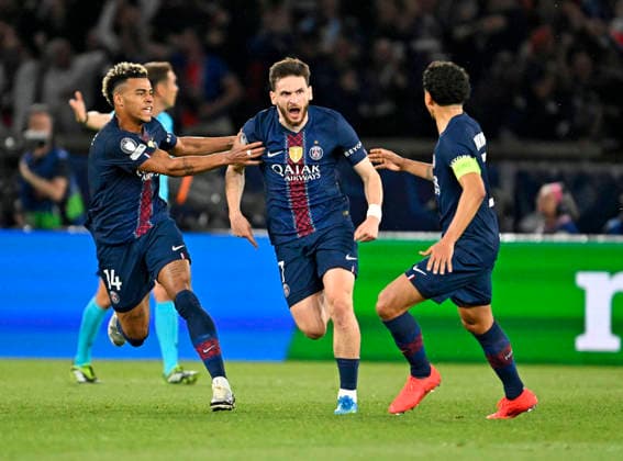 28.04.2026, Fussball UEFA Championsleague 2025 2026: Halbfinale Hinspiel, Paris St. Germain - FC Bayern München, im Stadion Parc de Princes in Paris (Frankreich).v.l. Desire Doue (FC Paris Saint-Germain), Khvicha Kvaratskhelia (FC Paris Saint-Germain) und Marquinhos (FC Paris Saint-Germain) jubeln ***DFL and DFB regulations prohibit any use of photographs as image sequences and or quasi-video.*** *** 28 04 2026, Football UEFA Championsleague 2025 2026 semi-final first leg, Paris St Germain FC Bayern Munich, at the Parc de Princes stadium in Paris France v l Desire Doue FC Paris Saint Germain , Khvicha Kvaratskhelia FC Paris Saint Germain and Marquinhos FC Paris Saint Germain cheer DFL and DFB regulations prohibit any use of photographs as image sequences and or quasi video