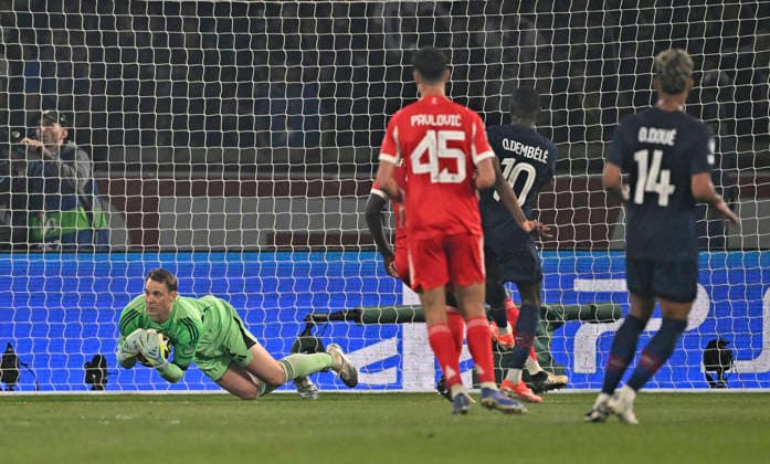 28 04 2026, Football UEFA Championsleague 2025 2026 semi-final first leg, Paris St Germain FC Bayern Munich, at the Parc de Princes stadium in Paris France Goalkeeper Manuel Neuer FC Bayern Munich catches the ball DFL and DFB regulations prohibit any use of photographs as image sequences and or quasi video