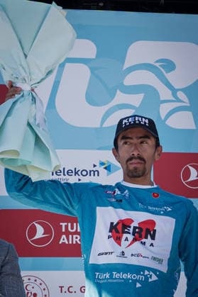 61st Presidential Cycling Tour of Turkiye MUGLA, TURKIYE - APRIL 28: Colombian rider Ivan Ramiro Sosa of Equipo Kern Pharma stands on the podium holding flowers and wearing the turquoise jersey after winning the third stage of the 61st Presidential Cycling Tour of Turkiye (TUR 2026) on April 28, 2026, in Mugla, Turkiye. Following his stage victory, Sosa claimed both the turquoise jersey for the overall general classification lead and the red jersey for the mountains classification. Ahmet Serdar Eser Anadolu Mugla Turkey. Editorial use only. Please get in touch for any other usage.  Copyright: x2026xAnadoluxAhmetxSerdarxEserx
