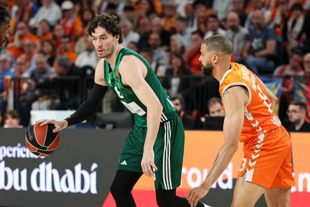 April 28, 2026, Valencia, Valencia, Spain: Cedi Osman of Panathinaikos AKTOR Athens and Darius Thompson of Valencia Basket in action during the EuroLeague Play Off Game One match between Valencia Basket and Panathinaikos Aktor Athens at Roig Arena on April 28, 2026 in Valencia, Spain. Valencia Basket V Panathinaikos Aktor Athens - Euroleague 2025 2026 Play Off Game 1  - ZUMAa181 20260428_zaa_a181_363 Copyright: xIrinaxR.xHipolitox