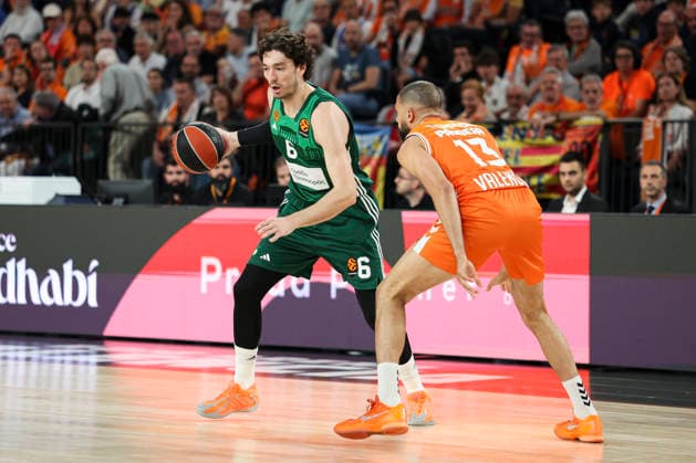 April 28, 2026, Valencia, Valencia, Spain: Cedi Osman of Panathinaikos AKTOR Athens and Darius Thompson of Valencia Basket in action during the EuroLeague Play Off Game One match between Valencia Basket and Panathinaikos Aktor Athens at Roig Arena on April 28, 2026 in Valencia, Spain. Valencia Basket V Panathinaikos Aktor Athens - Euroleague 2025 2026 Play Off Game 1  - ZUMAa181 20260428_zaa_a181_364 Copyright: xIrinaxR.xHipolitox