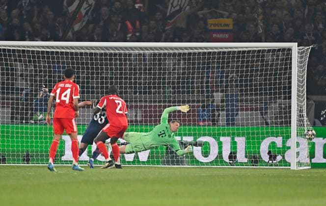 28 04 2026, Football UEFA Championsleague 2025 2026 semi-final first leg, Paris St Germain FC Bayern Munich, at the Parc de Princes stadium in Paris France Goalkeeper Manuel Neuer FC Bayern Munich concedes the 2 1 DFL and DFB regulations prohibit any use of photographs as image sequences and or quasi video