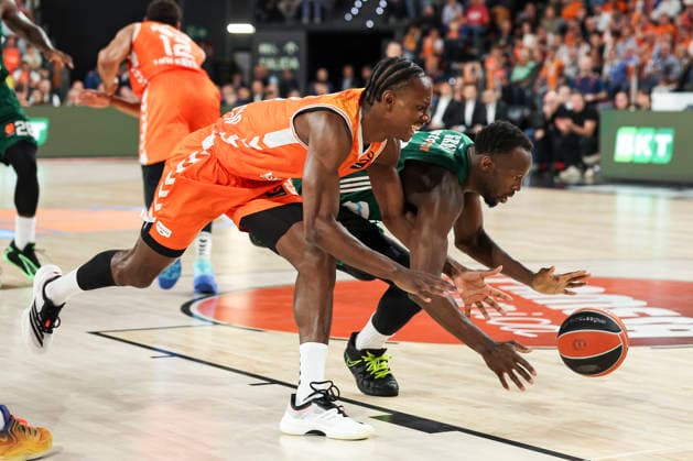 April 28, 2026, Valencia, Valencia, Spain: Brancou Badio of Valencia Basket and Jerian Grant of Panathinaikos AKTOR Athens in action during the EuroLeague Play Off Game One match between Valencia Basket and Panathinaikos Aktor Athens at Roig Arena on April 28, 2026 in Valencia, Spain. Valencia Basket V Panathinaikos Aktor Athens - Euroleague 2025 2026 Play Off Game 1  - ZUMAa181 20260428_zaa_a181_375 Copyright: xIrinaxR.xHipolitox