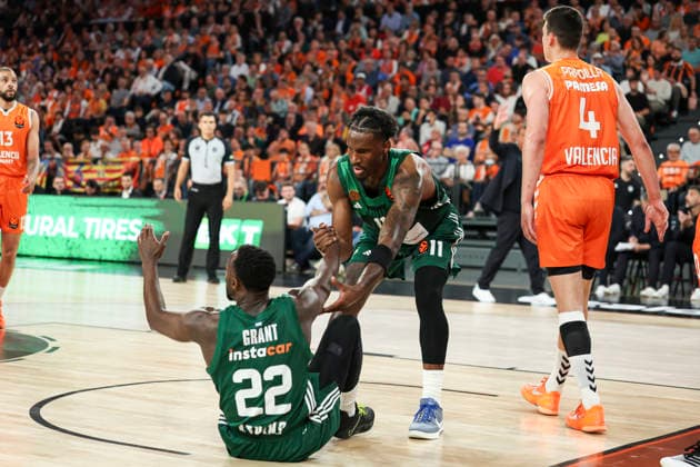 April 28, 2026, Valencia, Valencia, Spain: Brancou Badio and Nigel Hayes-Davis of Valencia Basket and Jerian Grant of Panathinaikos AKTOR Athens in action during the EuroLeague Play Off Game One match between Valencia Basket and Panathinaikos Aktor Athens at Roig Arena on April 28, 2026 in Valencia, Spain. Valencia Basket V Panathinaikos Aktor Athens - Euroleague 2025 2026 Play Off Game 1  - ZUMAa181 20260428_zaa_a181_378 Copyright: xIrinaxR.xHipolitox