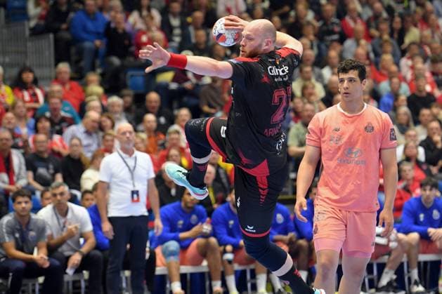 Arnar Freyr Arnarsson MT Melsungen 21 on throw Ricardo Brandao FC Porto 86 R , GER, MT Melsungen FC Porto POR , Handball, EHF European League Men, Quarter Final, Season 2025 2026, 28 04 2026, GER, MT Melsungen FC Porto, Handball, EHF Men, Quarter Final, Season 2025 2026, 28 04 2026 Kassel Copyright: xEibner-Pressefotox xRolandxSippelx EP_RSL