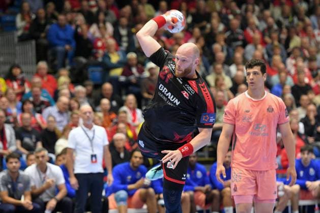 Arnar Freyr Arnarsson MT Melsungen 21 on throw Ricardo Brandao FC Porto 86 R , GER, MT Melsungen FC Porto POR , Handball, EHF European League Men, Quarter Final, Season 2025 2026, 28 04 2026, GER, MT Melsungen FC Porto, Handball, EHF Men, Quarter Final, Season 2025 2026, 28 04 2026 Kassel Copyright: xEibner-Pressefotox xRolandxSippelx EP_RSL