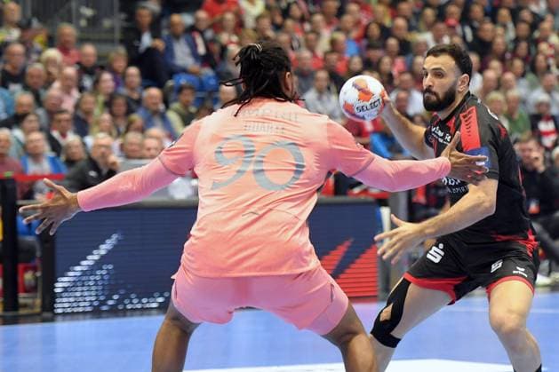 Mohamed Amine Darmoul MT Melsungen 71 on the ball , Gilberto Brito Duarte FC Porto 90 , GER, MT Melsungen FC Porto POR , Handball, EHF European League Men, Quarter Final, Season 2025 2026, 28 04 2026, GER, MT Melsungen FC Porto, Handball, EHF Men, Quarter Final, Season 2025 2026, 28 04 2026 Kassel Copyright: xEibner-Pressefotox xRolandxSippelx EP_RSL