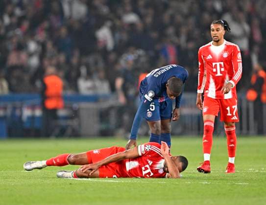 28 04 2026, Football UEFA Champions League 2025 2026 semi-final first leg, Paris St Germain FC Bayern Munich, at the Parc de Princes stadium in Paris France JJonathan Tah FC Bayern Munich battered on the ground, f l Jonathan Tah FC Bayern Munich , Nuno Mendes FC Paris Saint Germain and Michael Olise FC Bayern Munich DFL and DFB regulations prohibit any use of photographs as image sequences and or quasi video