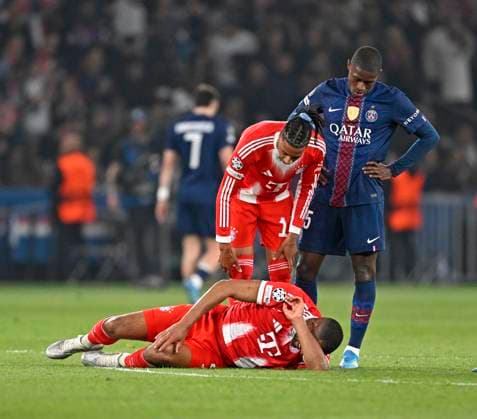 28 04 2026, Football UEFA Champions League 2025 2026 semi-final first leg, Paris St Germain FC Bayern Munich, at the Parc de Princes stadium in Paris France JJonathan Tah FC Bayern Munich battered on the ground, f l Jonathan Tah FC Bayern Munich and Michael Olise FC Bayern Munich DFL and DFB regulations prohibit any use of photographs as image sequences and or quasi video