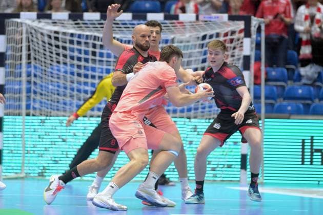 Porsteinn Leo Gunnarsson FC Porto 5 on the ball , Adrian Sipos MT Melsungen 8 , Reynir Thor Stefansson MT Melsungen 19 R in defense , GER, MT Melsungen FC Porto POR , Handball, EHF European League Maenner, Quarter Final, Saison 2025 2026, 28 04 2026, GER, MT Melsungen FC Porto, Handball, EHF Maenner, Quarter Final, Saison 2025 2026, 28 04 2026 Kassel Copyright: xEibner-Pressefotox xRolandxSippelx EP_RSL
