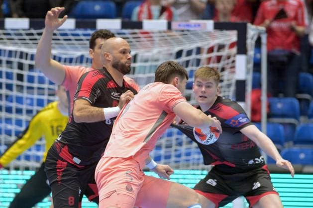 Porsteinn Leo Gunnarsson FC Porto 5 on the ball , Adrian Sipos MT Melsungen 8 , Reynir Thor Stefansson MT Melsungen 19 R in defense , GER, MT Melsungen FC Porto POR , Handball, EHF European League Maenner, Quarter Final, Saison 2025 2026, 28 04 2026, GER, MT Melsungen FC Porto, Handball, EHF Maenner, Quarter Final, Saison 2025 2026, 28 04 2026 Kassel Copyright: xEibner-Pressefotox xRolandxSippelx EP_RSL