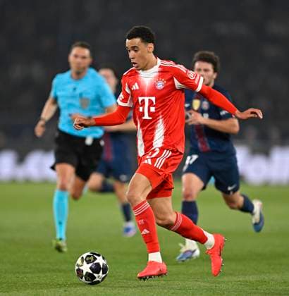 28 04 2026, Football UEFA Championsleague 2025 2026 semi-final first leg, Paris St Germain FC Bayern Munich, at the Parc de Princes stadium in Paris France Jamal Musiala Bayern Munich on the ball DFL and DFB regulations prohibit any use of photographs as image sequences and or quasi video