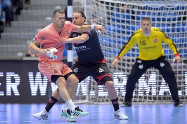 Rui Silva FC Porto 14 on ball , Olle Forsell Schefvert MT Melsungen 25 , Nebojsa Simic Goalkeeper MT Melsungen 16 R , GER, MT Melsungen FC Porto POR , Handball, EHF European League Maenner, Quarter Final, Season 2025 2026, 28 04 2026, GER, MT Melsungen FC Porto, Handball, EHF Maenner, Quarter Final, Season 2025 2026, 28 04 2026 Kassel Copyright: xEibner-Pressefotox xRolandxSippelx EP_RSL