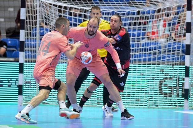 Rui Silva FC Porto 14 on ball , Daymaro Salina FC Porto 15 M , Olle Forsell Schefvert MT Melsungen 25 R , GER, MT Melsungen FC Porto POR , Handball, EHF European League Maenner, Quarter Final, Season 2025 2026, 28 04 2026, GER, MT Melsungen FC Porto, Handball, EHF Maenner, Quarter Final, Season 2025 2026, 28 04 2026 Kassel Copyright: xEibner-Pressefotox xRolandxSippelx EP_RSL