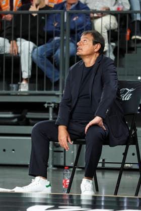 April 28, 2026, Valencia, Valencia, Spain: Ergin Ataman, head coach of Panathinaikos AKTOR Athens looks on during the EuroLeague Play Off Game One match between Valencia Basket and Panathinaikos Aktor Athens at Roig Arena on April 28, 2026 in Valencia, Spain. Valencia Spain - ZUMAa181 20260428_zaa_a181_408 Copyright: xIrinaxR.xHipolitox