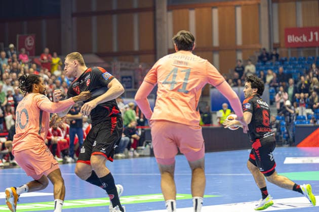 KASSEL, GERMANY - APRIL 28: Erik Balenciaga Azcue (MT Melsungen, 6) with ball and Dainis Kristopans (MT Melsungen, 10) against with Gilberto Brito Duarte (FC Porto Handball, 90) during the EHF European League, match between MT Melsungen vs. FC Porto at Rothenbach-Halle on April 28, 2026 in Kassel, Germany. Hessen Germany Copyright: xBEAUTIFULxSPORTS Freudensteinx