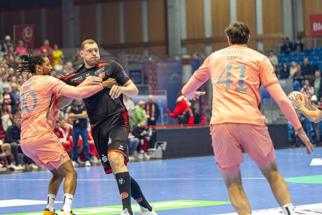 KASSEL, GERMANY - APRIL 28: Dainis Kristopans (MT Melsungen, 10) gegen Gilberto Brito Duarte (FC Porto Handball, 90) and Marcus Dahlin (FC Porto Handball, 41) during the EHF European League, match between MT Melsungen vs. FC Porto at Rothenbach-Halle on April 28, 2026 in Kassel, Germany. Hessen Germany Copyright: xBEAUTIFULxSPORTS Freudensteinx