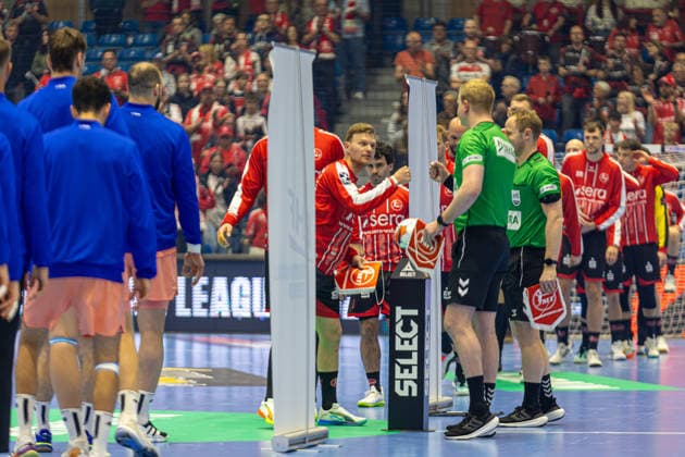 KASSEL, GERMANY - APRIL 28: Welcome of teams at the beginning of the game during the EHF European League, match between MT Melsungen vs. FC Porto at Rothenbach-Halle on April 28, 2026 in Kassel, Germany. Hessen Germany Copyright: xBEAUTIFULxSPORTS Freudensteinx