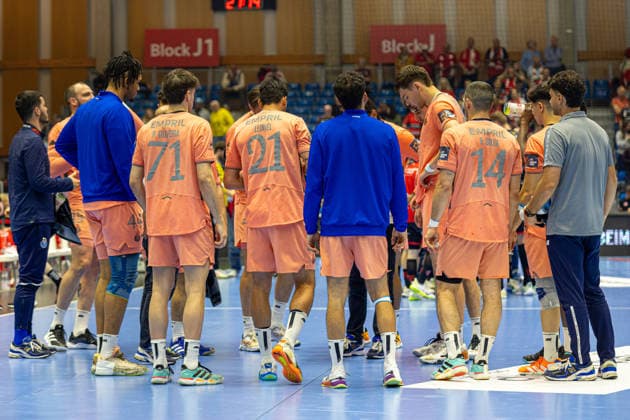 KASSEL, GERMANY - APRIL 28: Players of FC Porto in a time out during the EHF European League, match between MT Melsungen vs. FC Porto at Rothenbach-Halle on April 28, 2026 in Kassel, Germany. Hessen Germany Copyright: xBEAUTIFULxSPORTS Freudensteinx