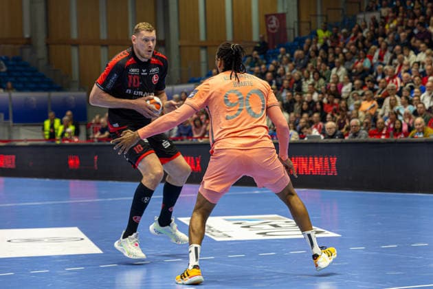KASSEL, GERMANY - APRIL 28: Dainis Kristopans (MT Melsungen, 10) against Gilberto Brito Duarte (FC Porto Handball, 90) during the EHF European League, match between MT Melsungen vs. FC Porto at Rothenbach-Halle on April 28, 2026 in Kassel, Germany. Hessen Germany Copyright: xBEAUTIFULxSPORTS Freudensteinx