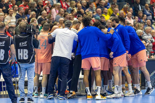 KASSEL, GERMANY - APRIL 28: Players of FC Porto at the beginning of the game during the EHF European League, match between MT Melsungen vs. FC Porto at Rothenbach-Halle on April 28, 2026 in Kassel, Germany. Hessen Germany Copyright: xBEAUTIFULxSPORTS Freudensteinx