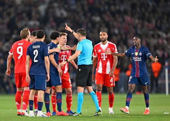 28 04 2026, Football UEFA Champions League 2025 2026 semi-final first leg, Paris St Germain FC Bayern Munich, at the Parc de Princes stadium in Paris France Joshua Kimmich FC Bayern Munich and Marquinhos FC Paris Saint Germain talk to referee Sandro Schärer SUI DFL and DFB regulations prohibit any use of photographs as image sequences and or quasi video