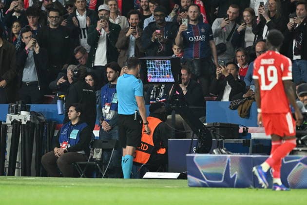 PSG v FC Bayern Munich - UEFA Champions League PARIS, FRANCE - APRIL 28: Referee checks the VAR and gives penalty during the UEFA Champions League semi-final first leg match between PSG and FC Bayern Munich at Parc des Princes in Paris, France on April 28, 2026. Mustafa Yalcin Anadolu Paris France. Editorial use only. Please get in touch for any other usage.  Copyright: x2026xAnadoluxMustafaxYalcinx