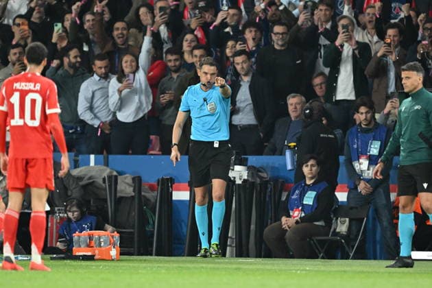 PSG v FC Bayern Munich - UEFA Champions League PARIS, FRANCE - APRIL 28: Referee checks the VAR and gives penalty during the UEFA Champions League semi-final first leg match between PSG and FC Bayern Munich at Parc des Princes in Paris, France on April 28, 2026. Mustafa Yalcin Anadolu Paris France. Editorial use only. Please get in touch for any other usage.  Copyright: x2026xAnadoluxMustafaxYalcinx