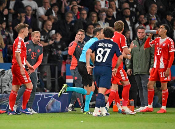 28 04 2026, Football UEFA Championsleague 2025 2026 semi-final first leg, Paris St Germain FC Bayern Munich, at the Parc de Princes stadium in Paris France Co coach Aaron Danks Bayern Munich is angry DFL and DFB regulations prohibit any use of photographs as image sequences and or quasi video