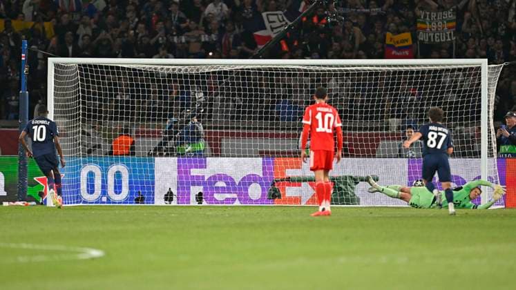 28 04 2026, Football UEFA Championsleague 2025 2026 semi-final first leg, Paris St Germain FC Bayern Munich, at the Parc de Princes stadium in Paris France Goalkeeper Manuel Neuer FC Bayern Munich concedes the 3 2 penalty from Ousmane Dembele FC Paris Saint Germain DFL and DFB regulations prohibit any use of photographs as image sequences and or quasi video