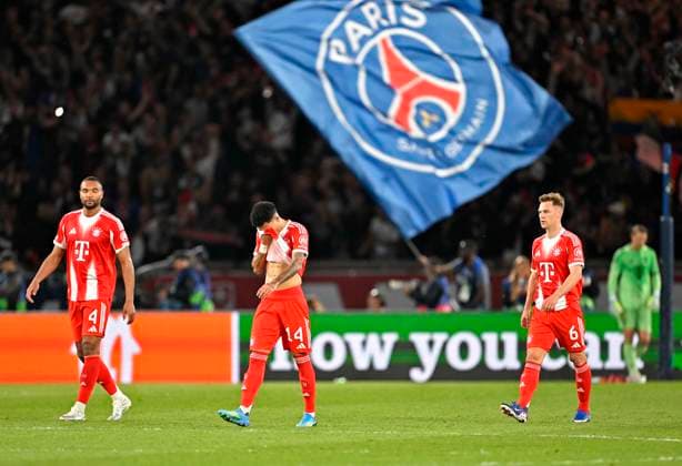 28 04 2026, Football UEFA Champions League 2025 2026 semi-final first leg, Paris St Germain FC Bayern Munich, at the Parc de Princes stadium in Paris France f l Jonathan Tah FC Bayern Munich , Luis Diaz FC Bayern Munich and Joshua Kimmich FC Bayern Munich and goalkeeper Manuel Neuer FC Bayern Munich hang their heads after the 3 2 DFL and DFB regulations prohibit any use of photographs as image sequences and or quasi video
