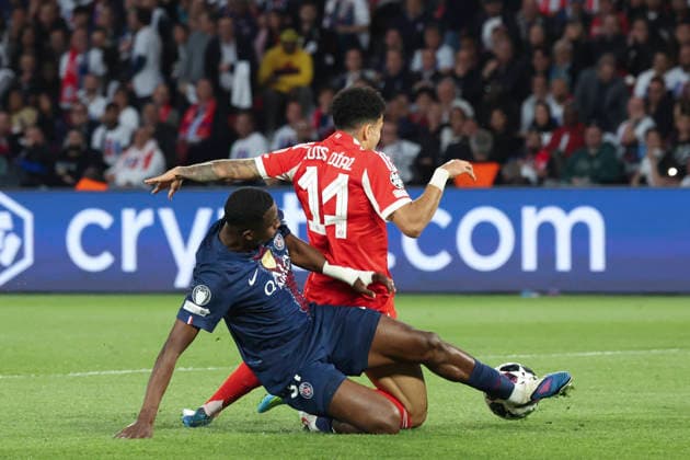 FOOTBALL : Paris Saint Germain Vs Bayern Munich - Ligue des Champions - Demi Finale - 28 04 2026 Luis Diaz (FC Bayern Munich) Vs Willian Pacho (PSG) ParisFrance  Copyright: xMichaelxBaucherx
