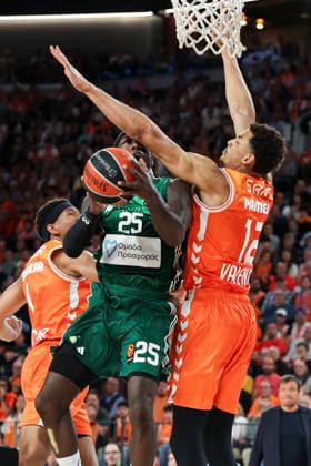April 28, 2026, Valencia, Valencia, Spain: Kendrick Nunn of Panathinaikos AKTOR Athens and Neal Sako of Valencia Basket in action during the EuroLeague Play Off Game One match between Valencia Basket and Panathinaikos Aktor Athens at Roig Arena on April 28, 2026 in Valencia, Spain. Valencia Spain - ZUMAa181 20260428_zaa_a181_424 Copyright: xIrinaxR.xHipolitox