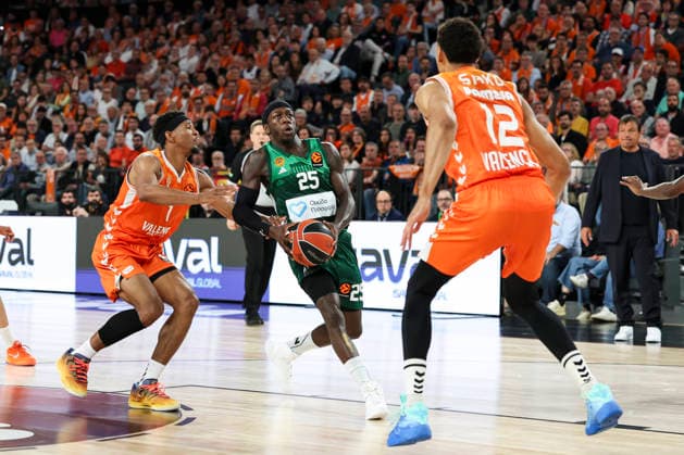 April 28, 2026, Valencia, Valencia, Spain: Kameron Taylor of Valencia Basket, Kendrick Nunn of Panathinaikos AKTOR Athens and Neal Sako of Valencia Basket in action during the EuroLeague Play Off Game One match between Valencia Basket and Panathinaikos Aktor Athens at Roig Arena on April 28, 2026 in Valencia, Spain. Valencia Spain - ZUMAa181 20260428_zaa_a181_415 Copyright: xIrinaxR.xHipolitox