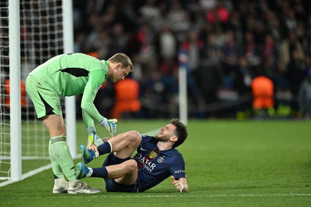 PSG v FC Bayern Munich - UEFA Champions League PARIS, FRANCE - APRIL 28: Manuel Neuer of Bayern Munich and Khvicha Kvaratskhelia of PSG are seen during the UEFA Champions League semi-final first leg match between PSG and FC Bayern Munich at Parc des Princes in Paris, France on April 28, 2026. Mustafa Yalcin Anadolu Paris France. Editorial use only. Please get in touch for any other usage.  Copyright: x2026xAnadoluxMustafaxYalcinx