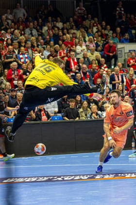 KASSEL, GERMANY - APRIL 28: Nebojsa Simic (MT Melsungen, 16) secures the goal of MT Melsungen during the EHF European League, match between MT Melsungen vs. FC Porto at Rothenbach-Halle on April 28, 2026 in Kassel, Germany. Hessen Germany Copyright: xBEAUTIFULxSPORTS Freudensteinx