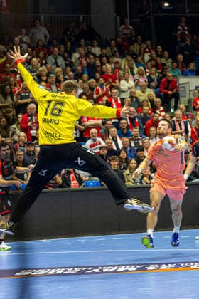 KASSEL, GERMANY - APRIL 28: Nebojsa Simic (MT Melsungen, 16) secures the goal during the EHF European League, match between MT Melsungen vs. FC Porto at Rothenbach-Halle on April 28, 2026 in Kassel, Germany. Hessen Germany Copyright: xBEAUTIFULxSPORTS Freudensteinx