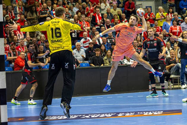 KASSEL, GERMANY - APRIL 28: Nebojsa Simic (MT Melsungen, 16) secures the goal during the EHF European League, match between MT Melsungen vs. FC Porto at Rothenbach-Halle on April 28, 2026 in Kassel, Germany. Hessen Germany Copyright: xBEAUTIFULxSPORTS Freudensteinx