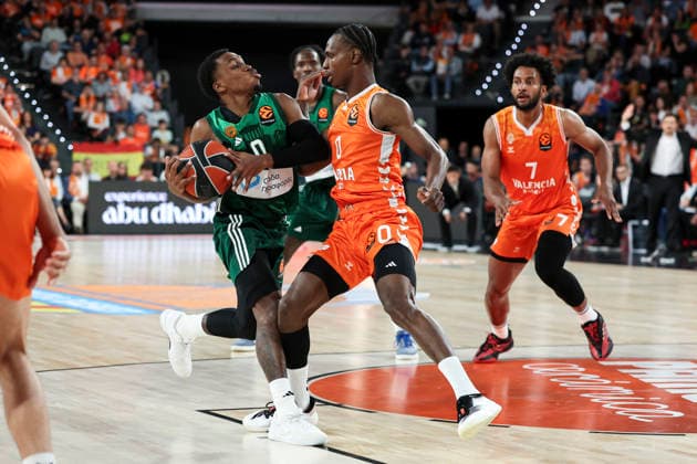 April 28, 2026, Valencia, Valencia, Spain: TJ Shorts of Panathinaikos AKTOR Athens and Brancou Badio, of Valencia Basket in action during the EuroLeague Play Off Game One match between Valencia Basket and Panathinaikos Aktor Athens at Roig Arena on April 28, 2026 in Valencia, Spain. Valencia Basket V Panathinaikos Aktor Athens - Euroleague 2025 2026 Play Off Game 1  - ZUMAa181 20260428_zaa_a181_439 Copyright: xIrinaxR.xHipolitox