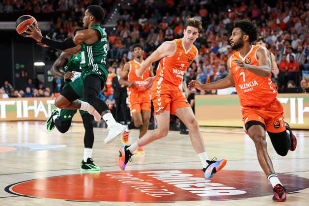 April 28, 2026, Valencia, Valencia, Spain: TJ Shorts of Panathinaikos AKTOR Athens, and Nathan Reuvers and Braxton Key of Valencia Basket in action during the EuroLeague Play Off Game One match between Valencia Basket and Panathinaikos Aktor Athens at Roig Arena on April 28, 2026 in Valencia, Spain. Valencia Basket V Panathinaikos Aktor Athens - Euroleague 2025 2026 Play Off Game 1  - ZUMAa181 20260428_zaa_a181_440 Copyright: xIrinaxR.xHipolitox