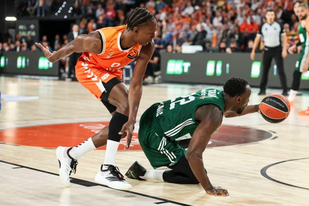 April 28, 2026, Valencia, Valencia, Spain: Brancou Badio of Valencia Basket and Jerian Grant of Panathinaikos AKTOR Athens in action during the EuroLeague Play Off Game One match between Valencia Basket and Panathinaikos Aktor Athens at Roig Arena on April 28, 2026 in Valencia, Spain. Valencia Spain - ZUMAa181 20260428_zaa_a181_380 Copyright: xIrinaxR.xHipolitox
