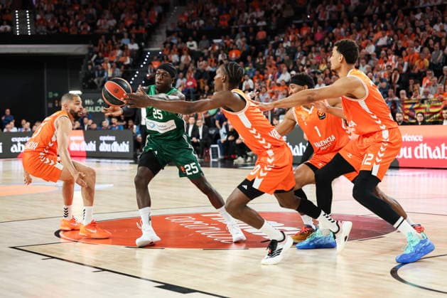 April 28, 2026, Valencia, Valencia, Spain: Kendrick Nunn of Panathinaikos AKTOR Athens in action during the EuroLeague Play Off Game One match between Valencia Basket and Panathinaikos Aktor Athens at Roig Arena on April 28, 2026 in Valencia, Spain. Valencia Spain - ZUMAa181 20260428_zaa_a181_377 Copyright: xIrinaxR.xHipolitox