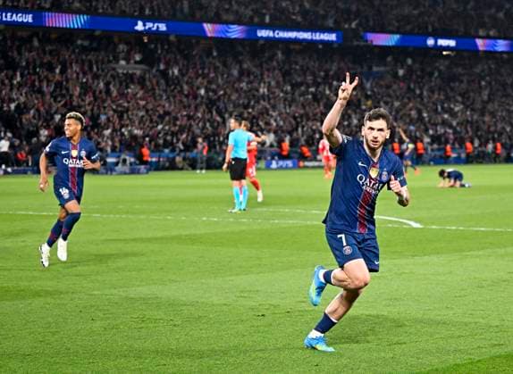 28 04 2026, Football UEFA Championsleague 2025 2026 semi-final first leg, Paris St Germain FC Bayern Munich, at the Parc de Princes stadium in Paris France Khvicha Kvaratskhelia FC Paris Saint Germain cheers DFL and DFB regulations prohibit any use of photographs as image sequences and or quasi video