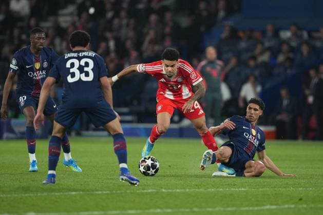 Luis Diaz of Bayern Munich is fouled by Achraf Hakimi of PSG Paris Saint-Germain v Bayern Munich, UEFA Champions League, Semi Final, First Leg, Football, Parc des Princes, Paris, France - 28 Apr 2026Paris Parc des Princes France EDITORIAL USE ONLY No use with unauthorised audio, video, data, fixture lists, club league logos or live services. Online in-match use limited to 120 images, no video emulation. No use in betting, games or single club league player publications.  Copyright: xDavexWinter Shutterstockx 16847969cu