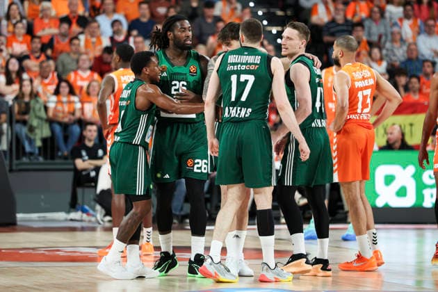April 28, 2026, Valencia, Valencia, Spain: Players of Panathinaikos AKTOR Athens talking during the EuroLeague Play Off Game One match between Valencia Basket and Panathinaikos Aktor Athens at Roig Arena on April 28, 2026 in Valencia, Spain. Valencia Spain - ZUMAa181 20260428_zaa_a181_426 Copyright: xIrinaxR.xHipolitox