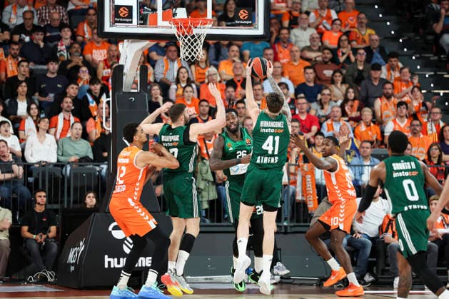 April 28, 2026, Valencia, Valencia, Spain: Juancho Hernangomez of Panathinaikos AKTOR Athens in action during the EuroLeague Play Off Game One match between Valencia Basket and Panathinaikos Aktor Athens at Roig Arena on April 28, 2026 in Valencia, Spain. Valencia Spain - ZUMAa181 20260428_zaa_a181_425 Copyright: xIrinaxR.xHipolitox