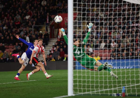 Football - 2025 2026 EFL Sky Bet Championship - Southampton vs Ipswich Town - St Mary™s Stadium - Tuesday 28th April 2026 Daniel Peretz of Southampton makes a finger tip save to deny Jack Clarke of Ipswich Town a last minute winner during the Championship match at St Mary™s Stadium COLORSPORT Shaun Boggust 