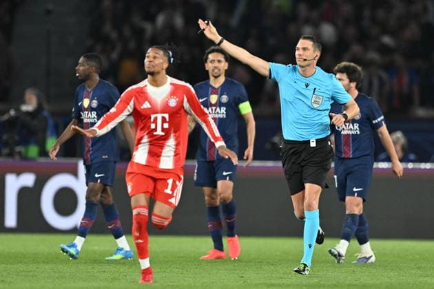 PSG v FC Bayern Munich - UEFA Champions League PARIS, FRANCE - APRIL 28: The referee officiates the UEFA Champions League semi-final first leg match between PSG and FC Bayern Munich at Parc des Princes in Paris, France on April 28, 2026. Mustafa Yalcin Anadolu Paris France. Editorial use only. Please get in touch for any other usage.  Copyright: x2026xAnadoluxMustafaxYalcinx