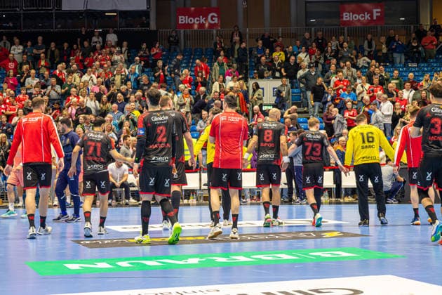 KASSEL, GERMANY - APRIL 28: Players of MT Melsungen celebrate their winning of the game with fans after the EHF European League, match between MT Melsungen vs. FC Porto at Rothenbach-Halle on April 28, 2026 in Kassel, Germany. Hessen Germany Copyright: xBEAUTIFULxSPORTS Freudensteinx