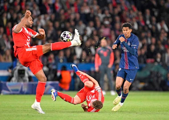 28 04 2026, Football UEFA Championsleague 2025 2026 semi-final first leg, Paris St Germain FC Bayern Munich, at the Parc de Princes stadium in Paris France f l Jonathan Tah FC Bayern Munich , Joshua Kimmich FC Bayern Munich and Senny Mayulu FC Paris Saint Germain DFL and DFB regulations prohibit any use of photographs as image sequences and or quasi video